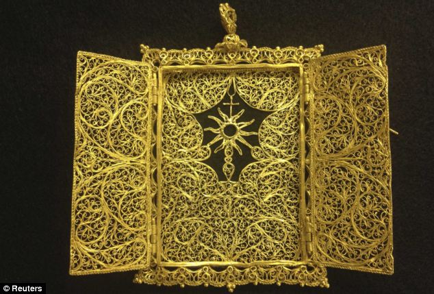 300 year old gold necklace treasure hunters